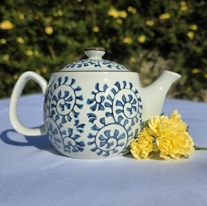 Daiso Jaapan Blue & White Porcelain Teapot with Infuser | Purchased in Japan
